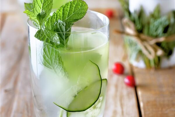 coctel refrescante de coco y menta