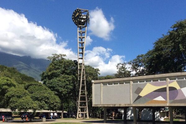 Torre del reloj de tres apoyos en la Plaza del Rectorado Ciudad Universitaria de Caracas cropped 860x555 1