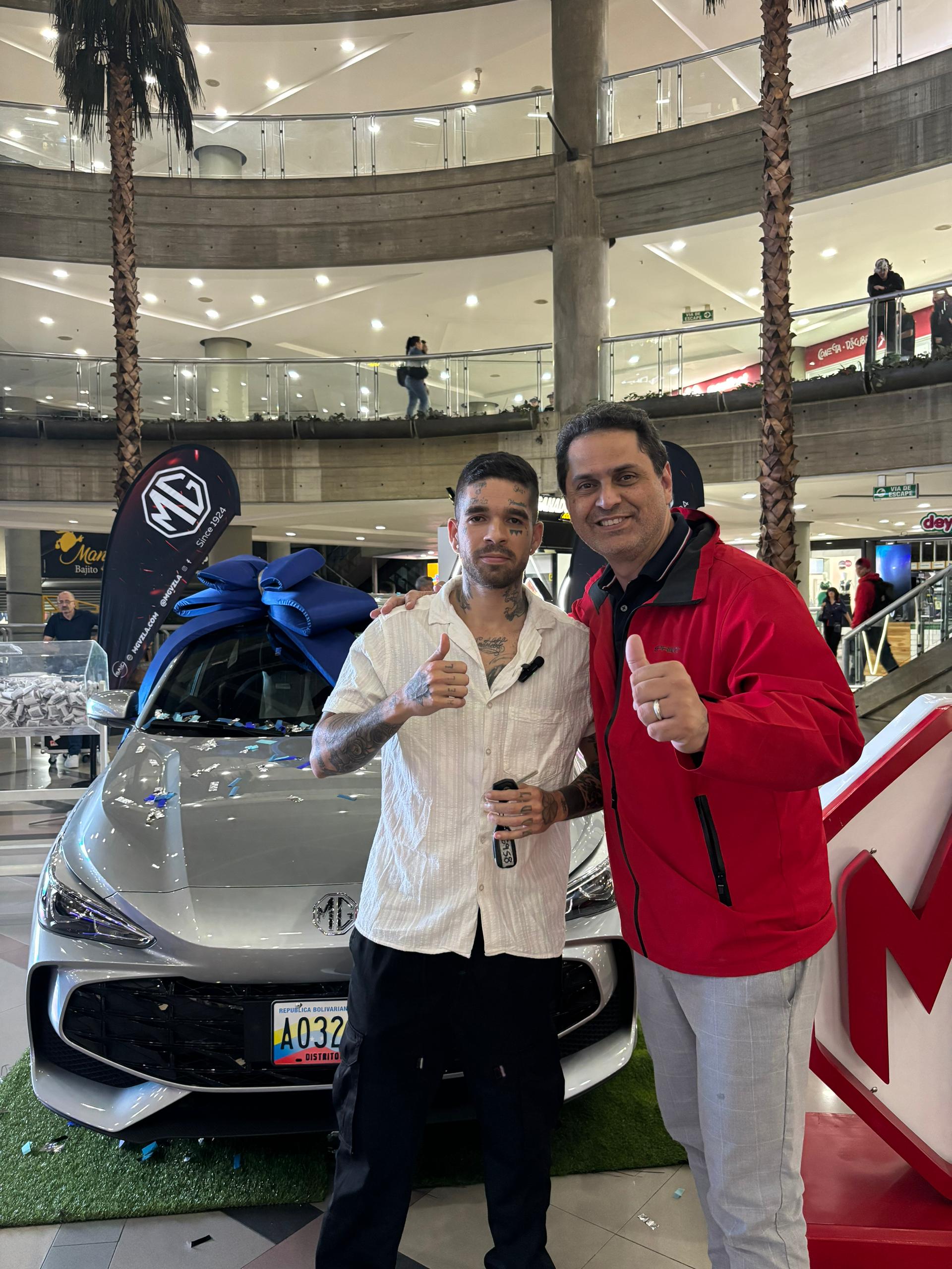Centro Comercial El Recreo premia la fidelidad de sus visitantes con la entrega de un vehículo 0 Km 1 Foto del ganador del carro 0KM