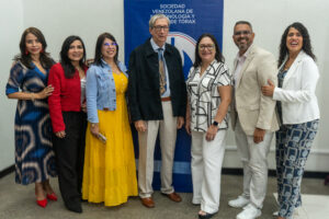 Iz a derecha Dra Nolimyla Millan Dra Johana Fernandez Dra Andreina Barrios Dr Oswaldo Lozada Dra Carmen Julia Delgado Dr Carlos Olivares Dra Veronica Martinez