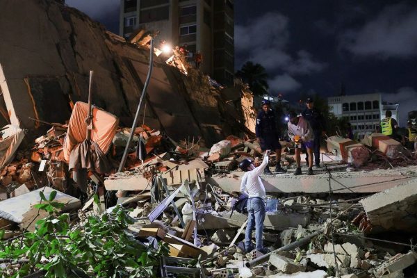 Servicios de emergencia trabajan en el lugar del derrumbe de un edificio tras un terremoto en Caracas Venezuela 1080x1080 1