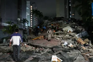 personas caminan entre los escombros tras un P4TLIQA5SVGLPCUN2LTQE3Y7DQ