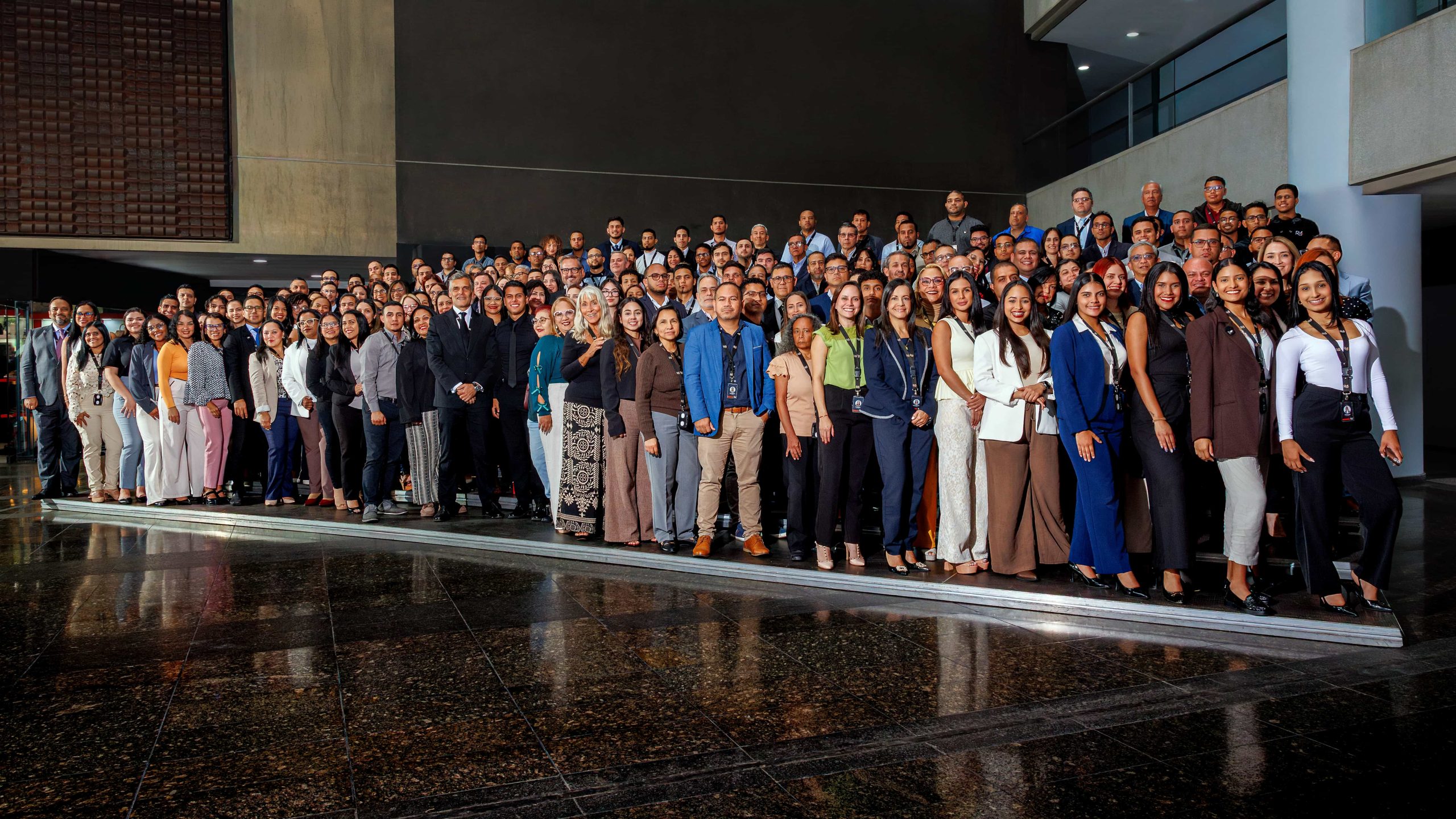 R4 corporativo grupal junio 2026 scaled