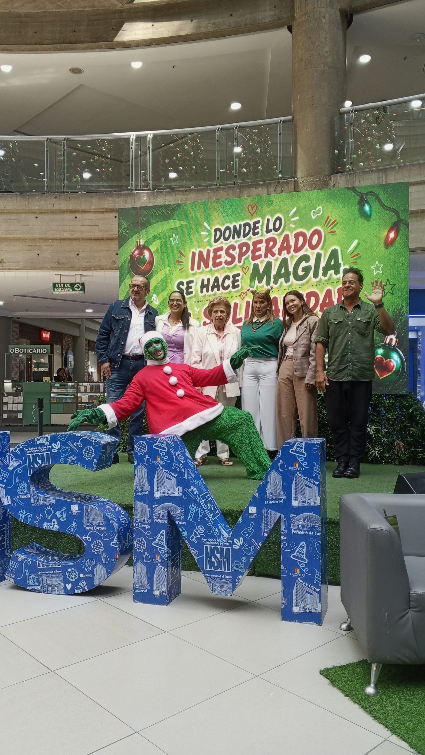 Centro Comercial El Recreo enciende la Navidad con “GrinchmodeOn”, una invitación a descubrir la magia de lo inesperado 1 IMG 20261028 104321 5022 scaled